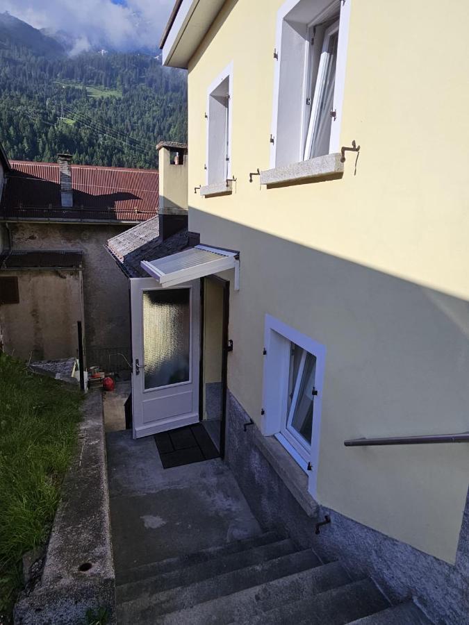 Airolo With Private Parking Lägenhet Exteriör bild